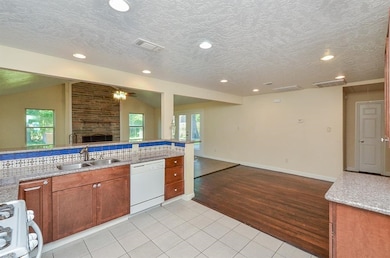 9318 Highlawn St, Houston, TX 77022 - photo 5