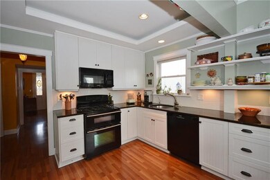 Huge, bright eat-in kitchen with subway tile backs