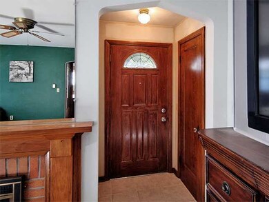 545 N Dexter Dr, Lansing, MI 48910 - photo 2