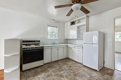 512 W College St, Fredericksburg, TX 78624 - photo 5