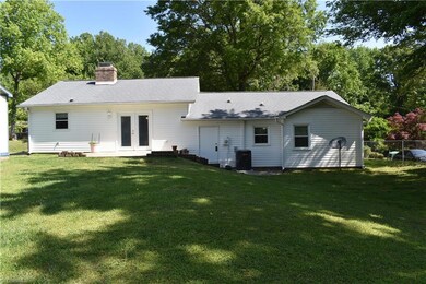 1915 Murrayhill Rd, Greensboro, NC 27403 - photo 3