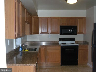 6006 Forrest Hollow Ln, Springfield, VA 22152 - photo 2