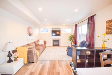 Living room w/gas fireplace
