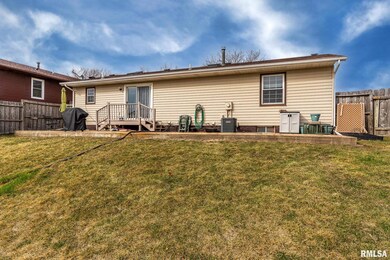 2431 W 60th St, Davenport, IA 52806 - photo 3