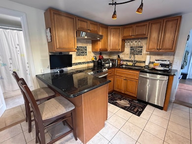 Kitchen w/Granite Countertops