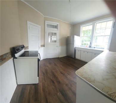 Kitchen with washer / clothes dryer, ornamental mo