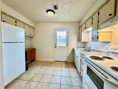 411 E 3rd St, Hydro, OK 73048 - photo 6