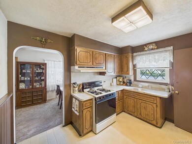 81 Cedarlawn Blvd, Valley Stream, NY 11580 - photo 4