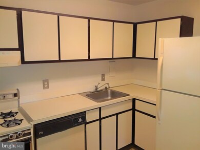 30 Canterbury Square unit 301, Alexandria, VA 22304 - photo 6