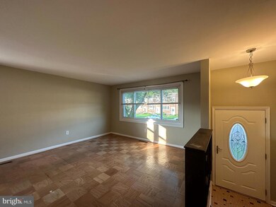 912 Circle Dr, Halethorpe, MD 21227 - photo 2