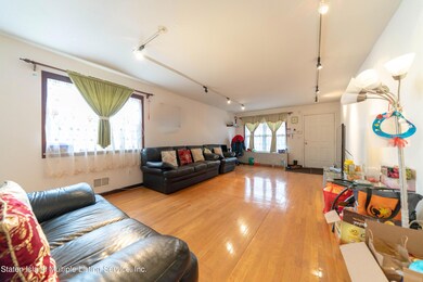 246 Skyline Dr, Staten Island, NY 10304 - photo 4