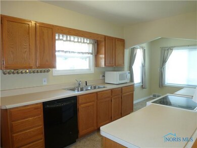 5708 Edgewater Dr, Toledo, OH 43611 - photo 4