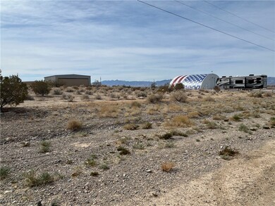 View of yard featuring an outbuilding