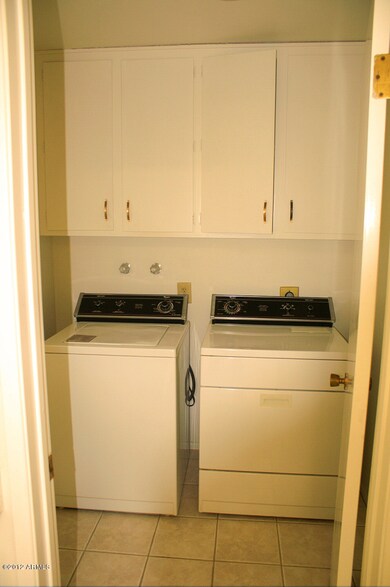 LAUNDRY CLOSET