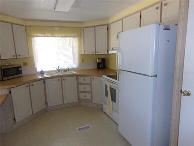 KITCHEN SHOWS MORE COUNTER TOPS