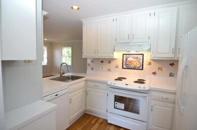 21 B Neil Ln - Kitchen DSC_0047
