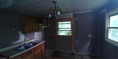 619 Lincoln St, Reidsville, NC 27320 - photo 5