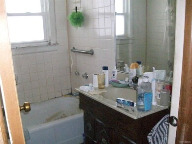Full bath, 2nd floor