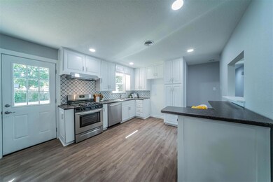 880 Russell Ln, Bedford, TX 76022 - photo 4