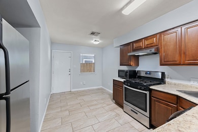 Kitchen featuring stainless steel appliances, und