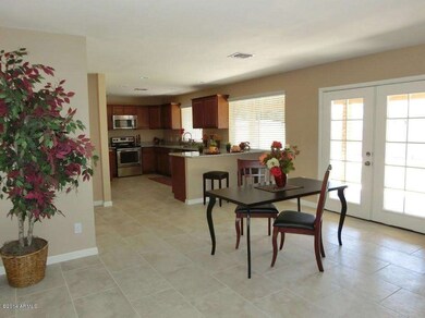 glade dining-kitchen area