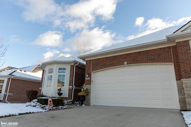 14932 Village Park Cir, Shelby Township, MI 48315 - photo 2