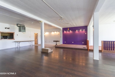 1111 N Oakum St-08