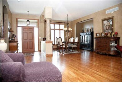 FOYER/LIVING ROOM