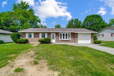 811 N Blackhoof St, Wapakoneta, OH 45895 - photo 2