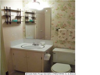 Full bathroom off of the hall.