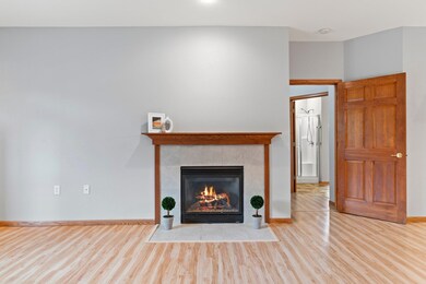 538 Grandview Ct unit D, Pewaukee, WI 53072 - photo 7