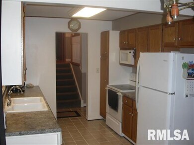 1208 Fairlane Dr, Bettendorf, IA 52722 - photo 3