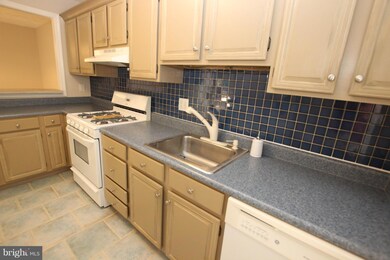 10050 Oakton Terrace Rd unit 10050, Oakton, VA 22124 - photo 6