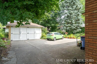 Garage/Yard