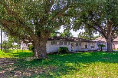 1009 Hicks St, Tomball, TX 77375 - photo 4