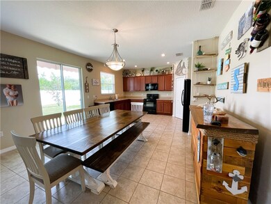 Kitchen/dining areas