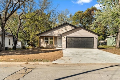 520 W Hunter St, Nevada, MO 64772 - photo 2