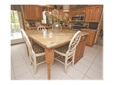 The center island with built in breakfast area, se