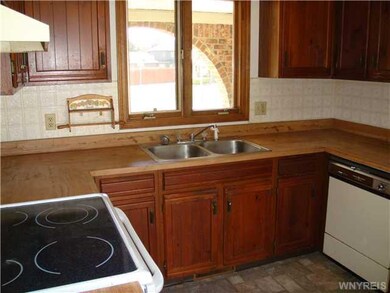 1106 Thomas Fox Dr E, North Tonawanda, NY 14120 - photo 4