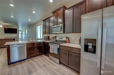 Large kitchen, all appliances stay!