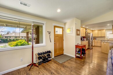 607 Edwina Ave, Central Point, OR 97502 - photo 2