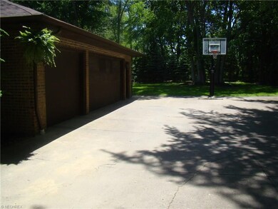 3-1/2 SIDE LOAD GARAGE INSULATED WITH A SINK AND U