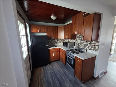 490 Kenwood Dr unit B, Euclid, OH 44123 - photo 2