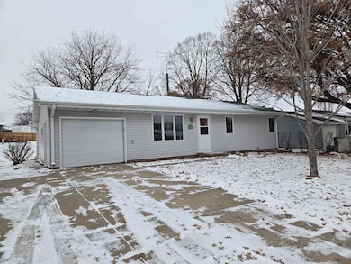 102 Cottage Dr, Norfolk, NE 68701 - photo 2