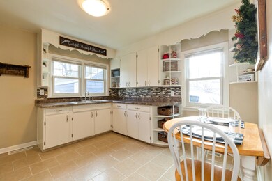 Eat-In Kitchen