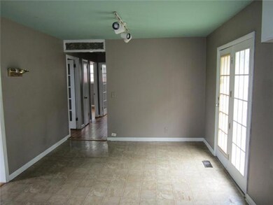 | Dining room w/french doors that lead to deck |