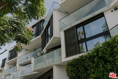 702 N Doheny Dr unit 302, West Hollywood, CA 90069 - photo 5