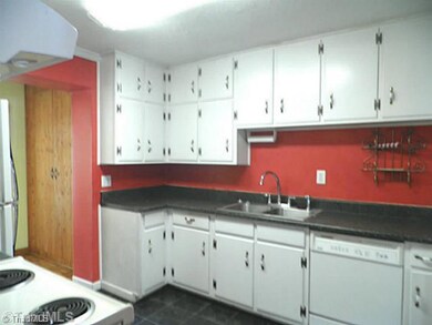 910 Fisher Cir, Asheboro, NC 27205 - photo 3