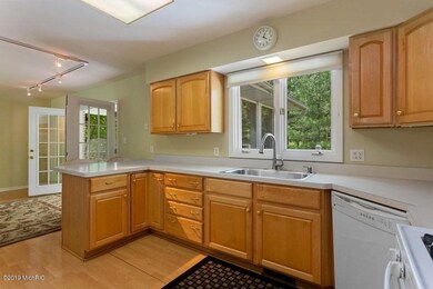 03_1212DetroitStreet_5_Kitchen_LowRes