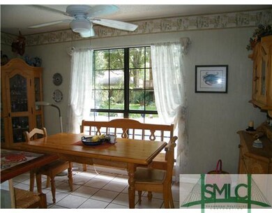 Kitchen. Dine in Area